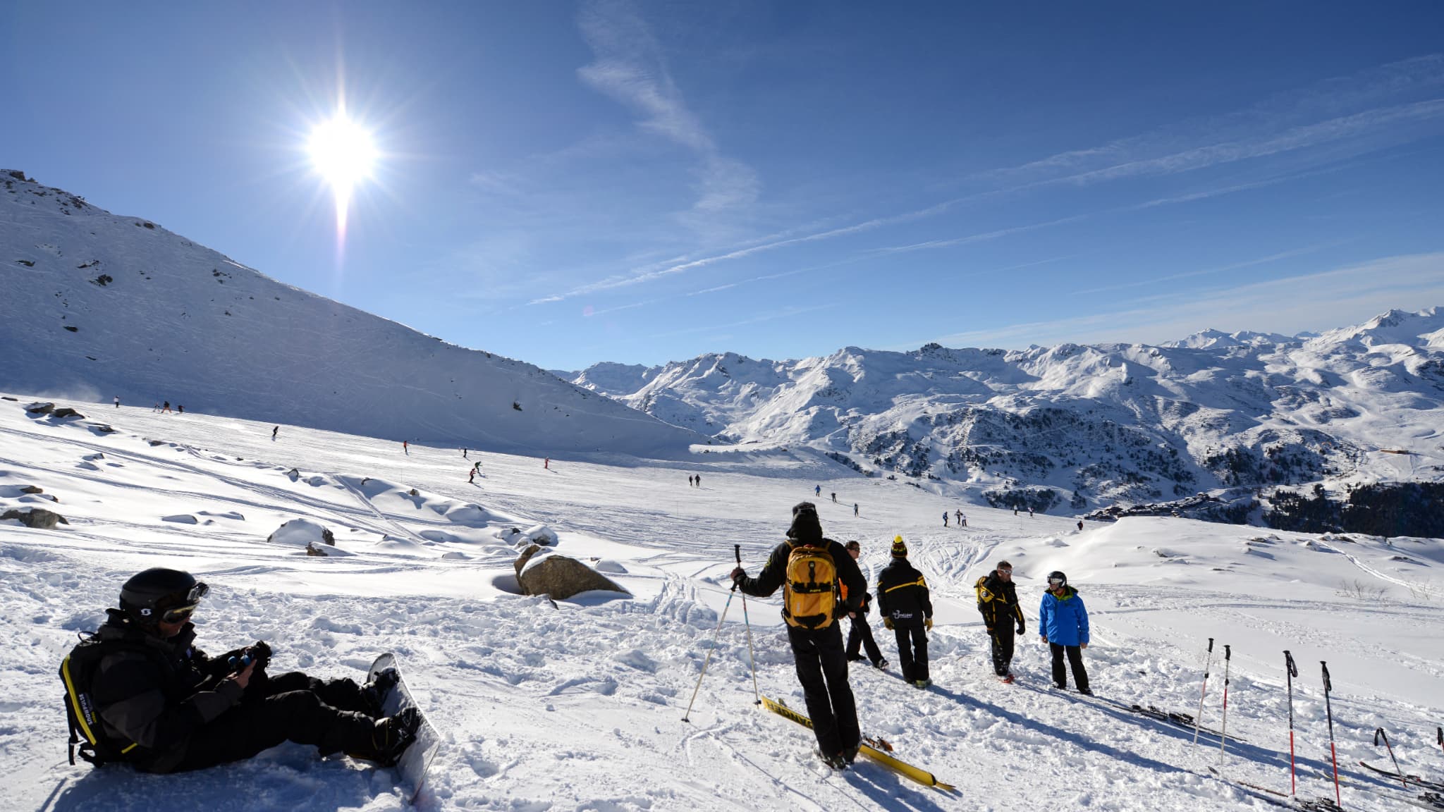 Des responsables de la station de ski de Méribel Le 31 décembre 2013 près de la partie rocheuse entre deux pistes où Michael Schumacher, a eu un acciden Des responsables de la station de ski de Méribel Le 31 décembre 2013 près de la partie rocheuse entre deux pistes où Michael Schumacher, a eu un acciden