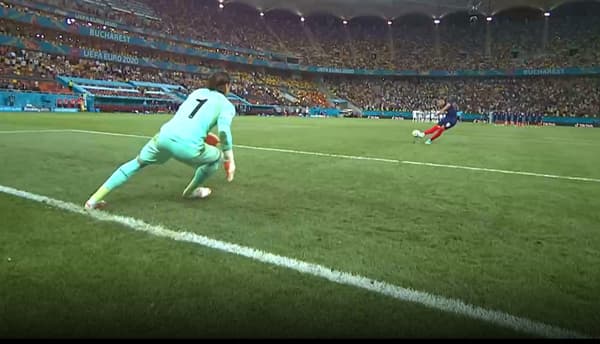 Le pied gauche de Yann Sommer touche la ligne de but au moment de la frappe de Kylian Mbappé