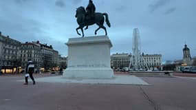 Le socle de la statue de Louis XIV une nouvelle fois taguée sur la place Bellecour, à Lyon, le 11 mars 2025.