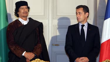 Mouammar Kadhafi et Nicolas Sarkozy le 10 décembre 2007.