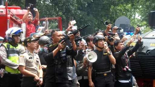 Des policiers devant le bâtiment où s'est retranché l'auteur d'un attentat à la bombe, le 27 février 2017 à Bandung, en Indonésie