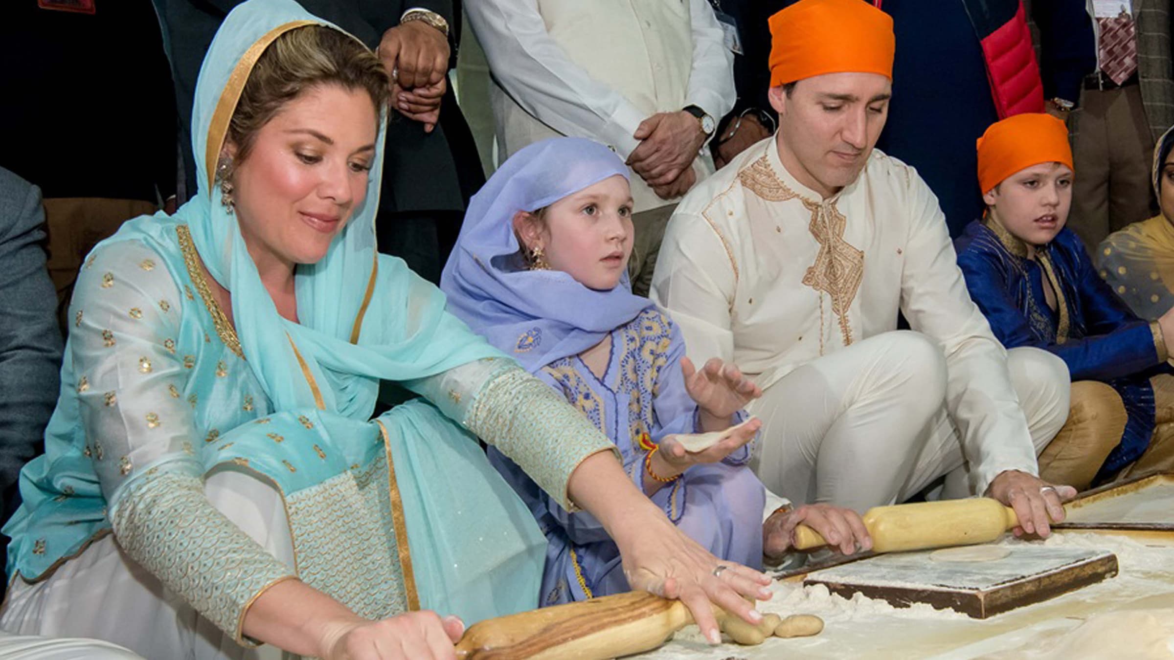 La famille Trudeau prépare du pain traditionnel, le 21 février, à Amritsar. 