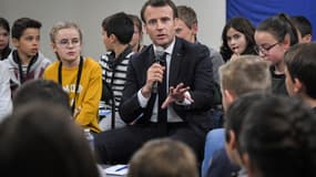 Emmanuel Macron lors du grand débat organisé en Maine-et-Loire.