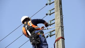Un technicien ERDF répare des câbles endommagés (illustration).
