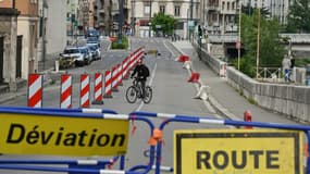 Une piste cyclable temporaire en cours d'installation à Grenoble, en Isère.