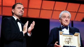 L'acteur américain Robert De Niro (à droite) reçoit la Palme d'or d'honneur des mains de l'acteur américain Leonardo DiCaprio lors de la cérémonie d'ouverture de la 78e édition du Festival de Cannes, le 13 mai 2025.
