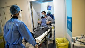 Thierry, 55 ans, quitte l'hôpital de Gonesse pour rentrer chez lui, le 22 octobre 2020