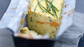 La terrine reste une entrée incontournable. Voici une variante avec de la ciboulette. La recette est ici.