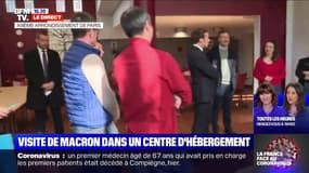 A Paris, Emmanuel Macron visite un hôtel transformé en centre d'hébergement pour les sans-abri 