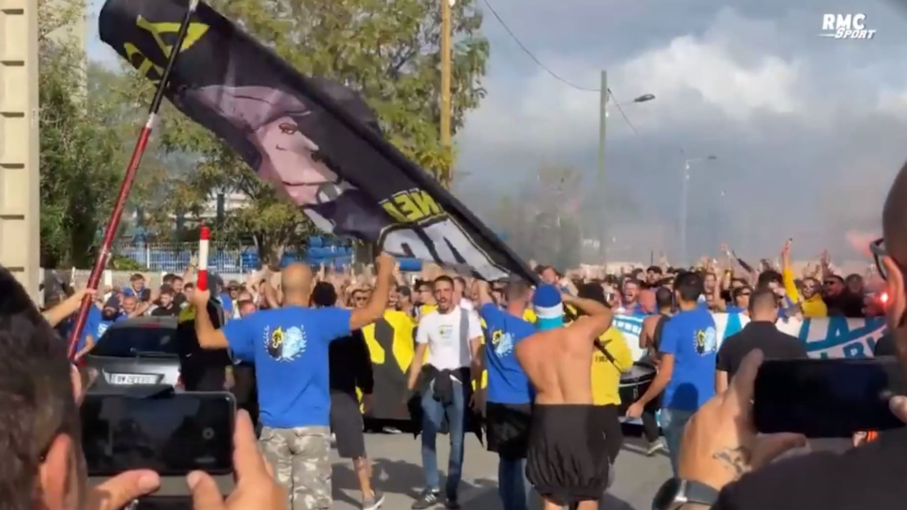 OM-AEK Athènes: les ultras des deux clubs défilent ensemble à Marseille OM-AEK Athènes: les ultras des deux clubs défilent ensemble à Marseille