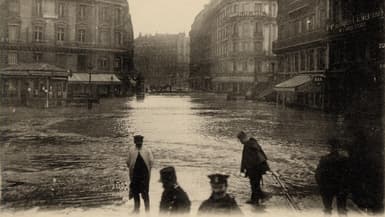 Une carte postale montrant la gare Saint-Lazare inondée lors de la crue de janvier 1910 à Paris.