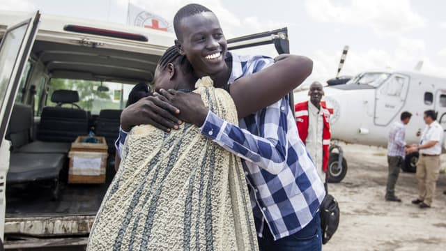 Emmanuel Samuel, 17 ans, retrouve sa mère Georgina Pagan à Aburoc, au Sud-Soudan, le 5 juin 2017