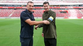 Andreï Chevtchenko a remis le brassard de l'Ukraine à Robert Lewandowski 