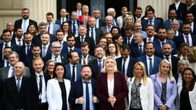 La leader du Rassemblement national (RN)et députée Marine Le Pen pose avec son groupe à l'Assemblée nationale le 22 juin 2022