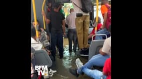 Dans les rues inondées de New York, de l'eau s'engouffre dans un bus