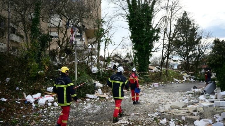 Des pompiers sur les lieux d'une explosion dans un immeuble résidentiel à Trévoux, dans l'Ain, le 16 décembre 2025 