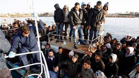 Plus d'un millier d'immigrés clandestins fuyant les troubles politiques en Afrique du Nord sont arrivés dans la nuit de dimanche à lundi sur l'île italienne de Lampedusa. Aucun de ces immigrés ne semble venir de Libye. /Photo prise le 7 mars 2011/REUTERS/