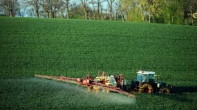 Un agriculteur épand de l'engrais à base d'azote, phosphate et potassium, sur un champ à Trébons-sur-la-Grasse, le 20 avril 2015