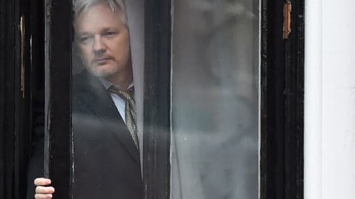 Julien Assange le 5 février 2016 au balcon de l'ambassade d'Équateur à Londres