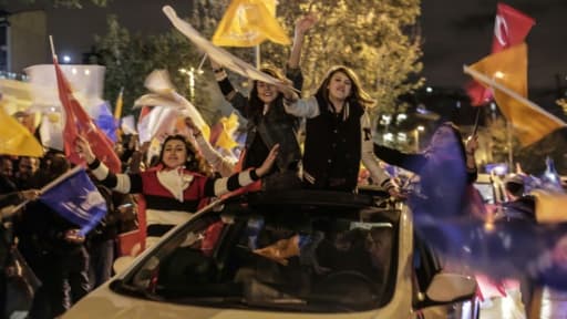 Des partisans de l'AKP célèbrent la victoire du parti au pouvoir à Istanbul le 1er novembre 2015