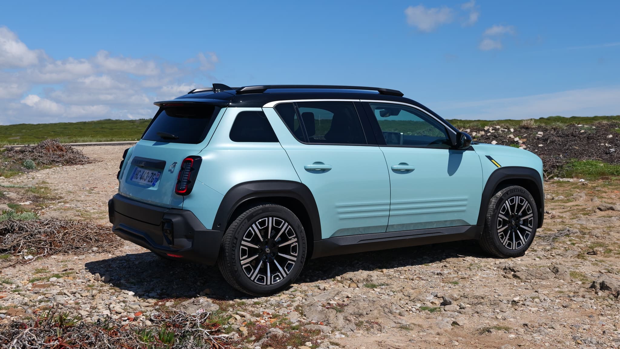 The new R4 makes many references to 4L in its outdoor design. The new R4 makes many references to 4L in its outdoor design.