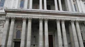 Les portes de la cathédrale Saint-Paul à Londres ont été fermées vendredi en raison du flot grandissant des "indignés" qui campent depuis six jours devant l'édifice. /Photo prise le 21 octobre 2011/REUTERS/Andrew Winning