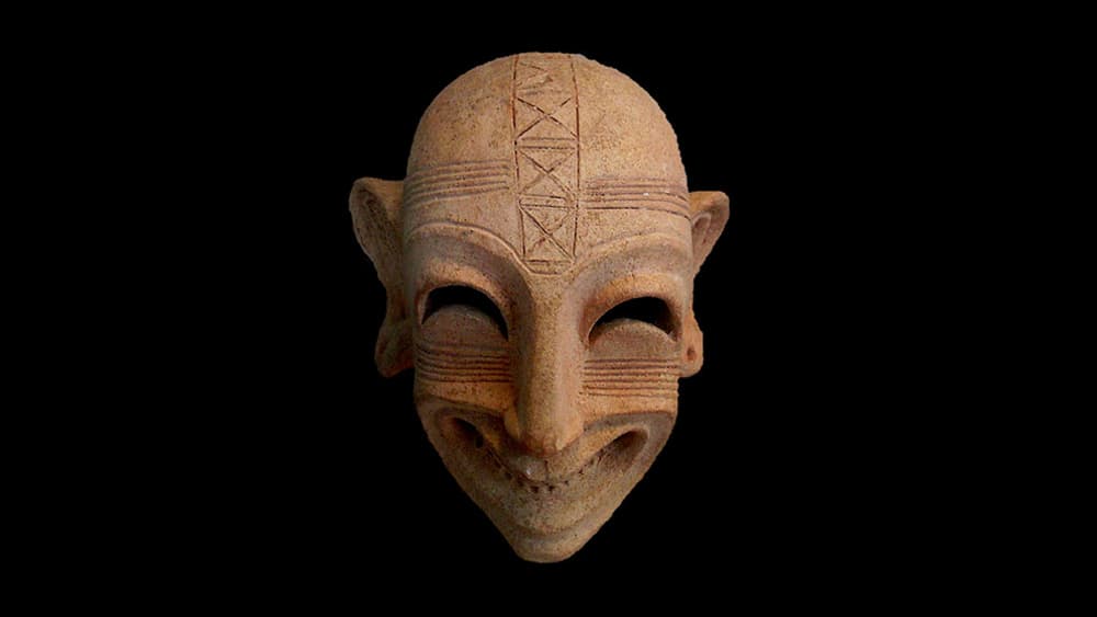 Masque grimaçant, (Ve-IVe siècle av. J.-C.). Masque grimaçant, (Ve-IVe siècle av. J.-C.).
