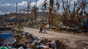 Des enfants jouent à Pamandzi, sur le territoire français de Mayotte, dans l'océan Indien, le 17 décembre 2024, après que le cyclone Chido a frappé l'archipel.