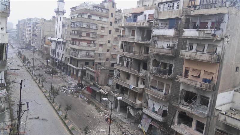Immeubles endommagés à Homs, en Syrie. Les forces armées syriennes ont repris aux rebelles un quartier de la ville martyre de Homs, dans le centre du pays, après plusieurs jours de combats acharnés. /Photo prise le 20 décembre 2012/REUTERS/Thair Al-Khalid