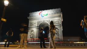 Le symbole des Jeux paralympiques sur l'Arc de Triomphe, à Paris, le 24 juillet 2024.