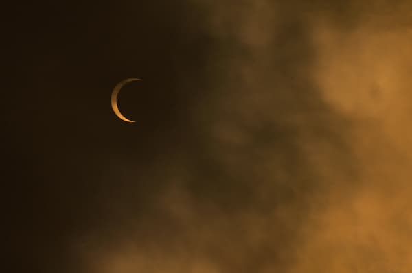La lune passe devant le soleil lors de l'éclipse solaire annulaire à Cali, en Colombie, le 14 octobre 2023. 
