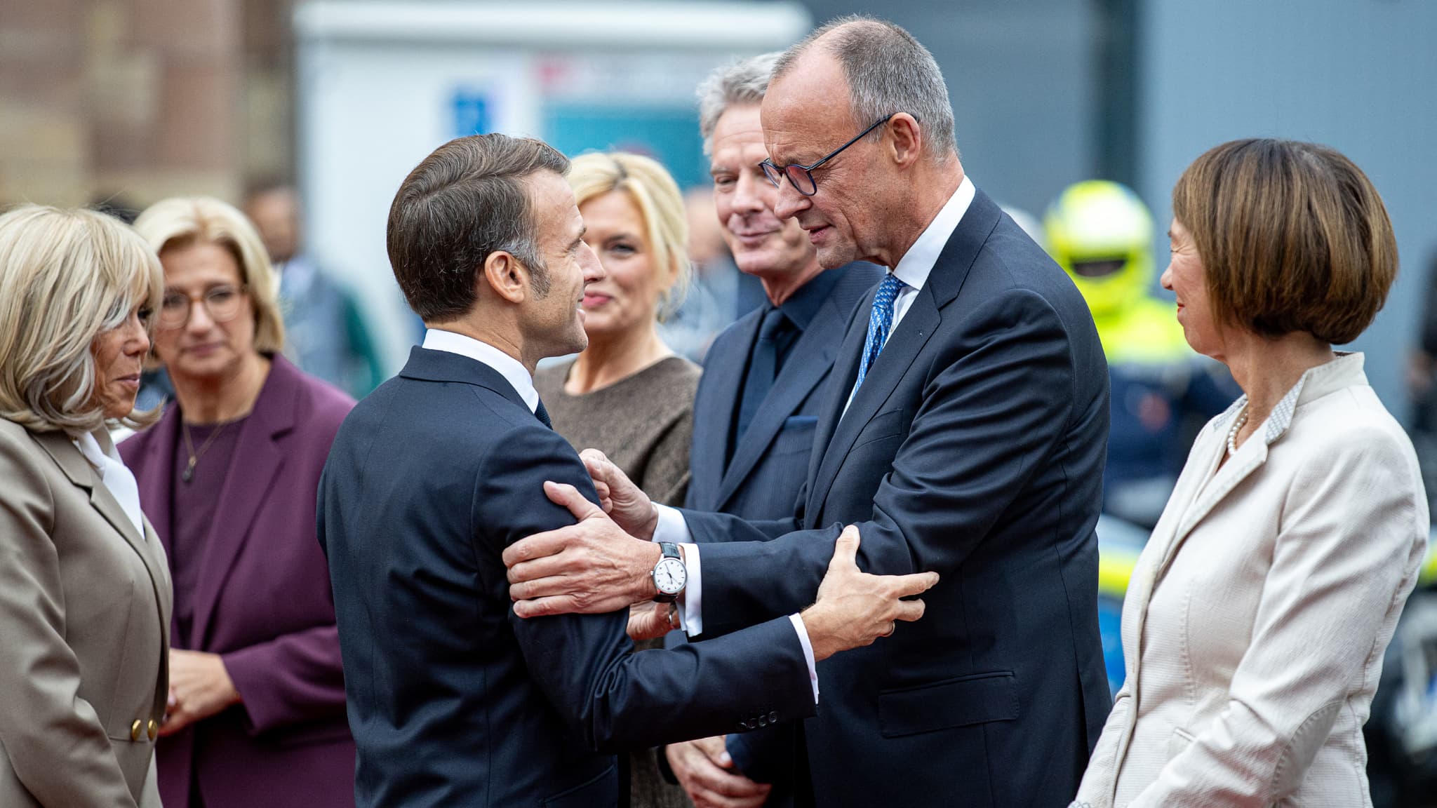 "UN DOUTE S'EST INSTALLÉ": EMMANUEL MACRON ET FRIEDRICH MERZ APPELLENT À UN "SURSAUT" DES DÉMOCRATIES EUROPÉENNES