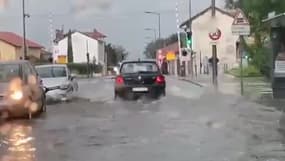 Les rues de Décines-Charpieu, à côté de Lyon, inondées après de fortes pluies - Témoins BFMTV