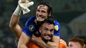 Edinson Cavani embrasse Sergio Romero après la qualification de Boca Juniors en finale de la Copa Libertadores sur le terrain de Palmeiras (1-1, 2 t.a.b. 4)