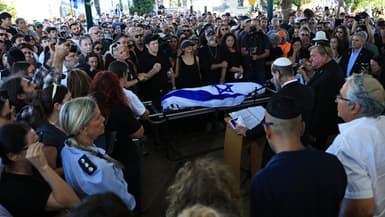 Cérémonie funéraire de Guy Illouz, otage israélien mort en captivité à Gaza après le festival Nova du 7 octobre 2023, le 15 octobre 2025 à Ra'anana (Israël).