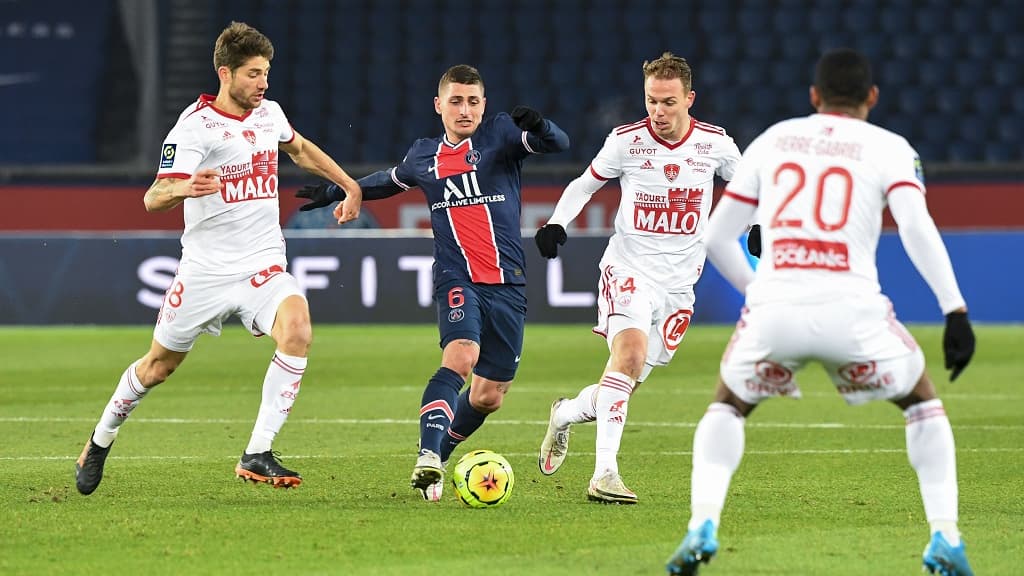 Verratti au milieu des joueurs brestois dont Paul Lasne à gauche Verratti au milieu des joueurs brestois dont Paul Lasne à gauche