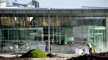 La construction du musée du Louvre à Lens a coûté 150 millions d'euros, financé en grande partie par la région.