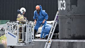 Le sous-marin de Peter Madsen UC3 Nautilus, inspecté par la police scientifique.