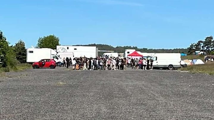 Jets de projectiles, pare-brise et fenêtres brisés... En lozère, les tensions montent après une rave-party illégale