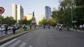 Des habitants de Mexico regroupés dans la rue après avoir évacué leurs immeubles, le 16 février 2018.