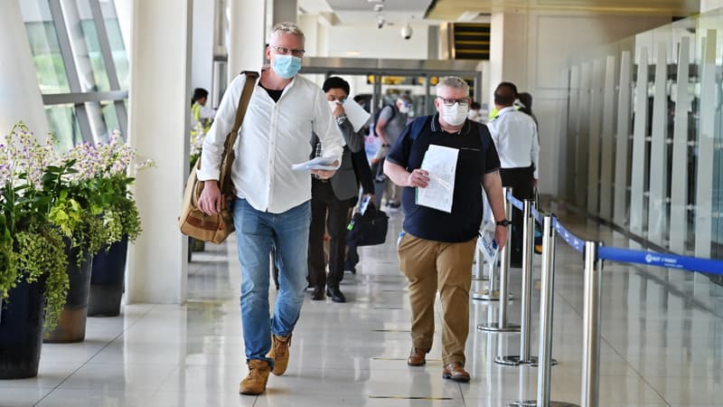 Des passagers en provenance d'Abu Dhabi (Émirats arabes unis) arrivent à l'aéroport de Phuket (Thaïlande), le 1er juillet 2021.