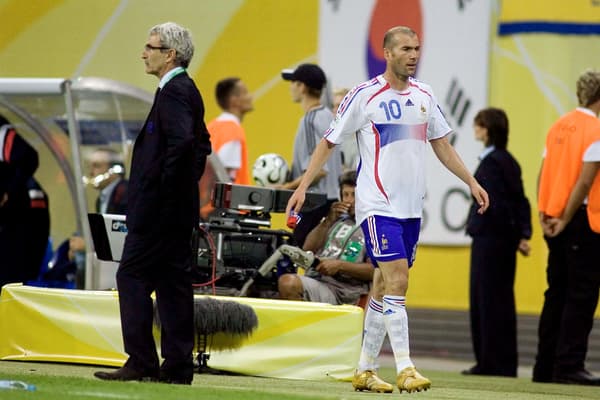 Le sélectionneur Raymond Domenech et Zinédine Zidane lors de France-Corée du Sud pendant la Coupe du monde, le 18 juin 2006