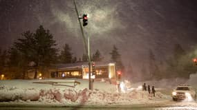 Fortes chutes de neige à Mammoth Lake en Californie, le 10 mars 2023