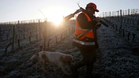 Un chasseur avec son chien participe à une chasse au chevreuil dans le village de Haux, en Gironde, le 21 janvier 2023 