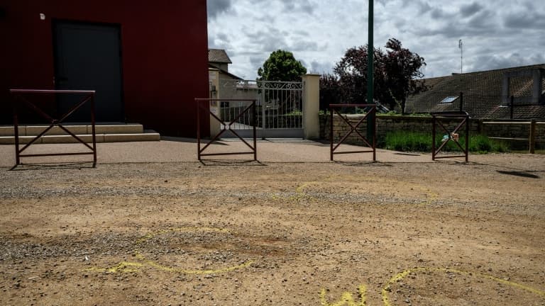 Des traces de sang au sol près de l'endroit où a été retrouvé le corps d'une adolescente de 14 ans tuée par son petit ami du même âge, le 9 juin 2022 à Clessé, en Saône-et-Loire