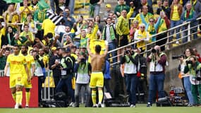 Ludovic Blas à La Beaujoire, brandissant son maillot de Nantes, 9 avril 2023