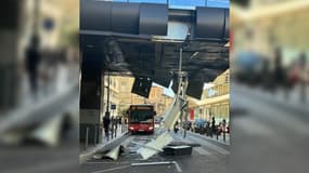 Un camion benne a arraché une partie d'une passerelle à Marseille, le 10 octobre 2024.