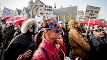Des prostituées on manifesté, ce jeudi, dans les rues du quartier rouge d'Amsterdam.