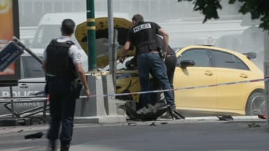 Des policiers en train d'inspecter la voiture conduite par Nahel, tué d'un tir de policier mardi.