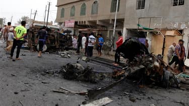 Sur les lieux d'un attentat dans le quartier de Kamaliya, à Bagdad. Une soixantaine de personnes ont été tuées dans une série d'attentats à la voiture piégée visant la communauté chiite lundi en Irak. /Photo prise le 20 mai 2013/REUTERS/Mohammed Ameen